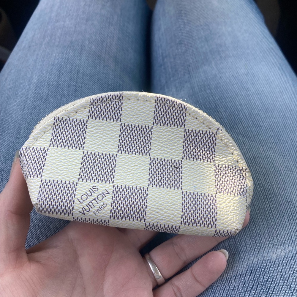 Louis Vuitton - Picture 3 of 3